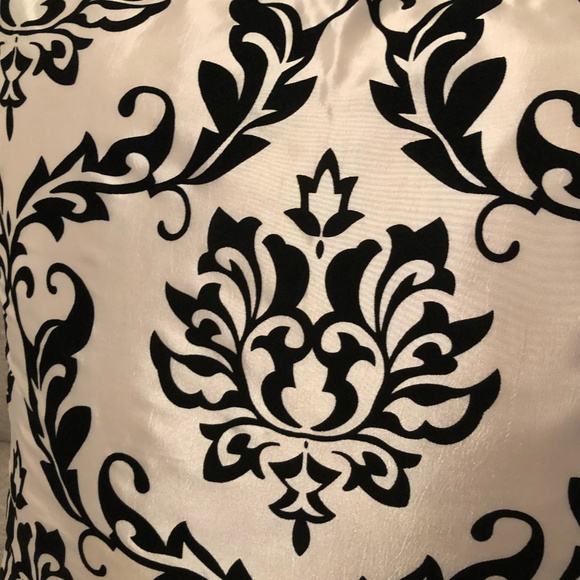 *HP* Two Damask Decorative Throw Pillow Covers - Picture 4 of 8